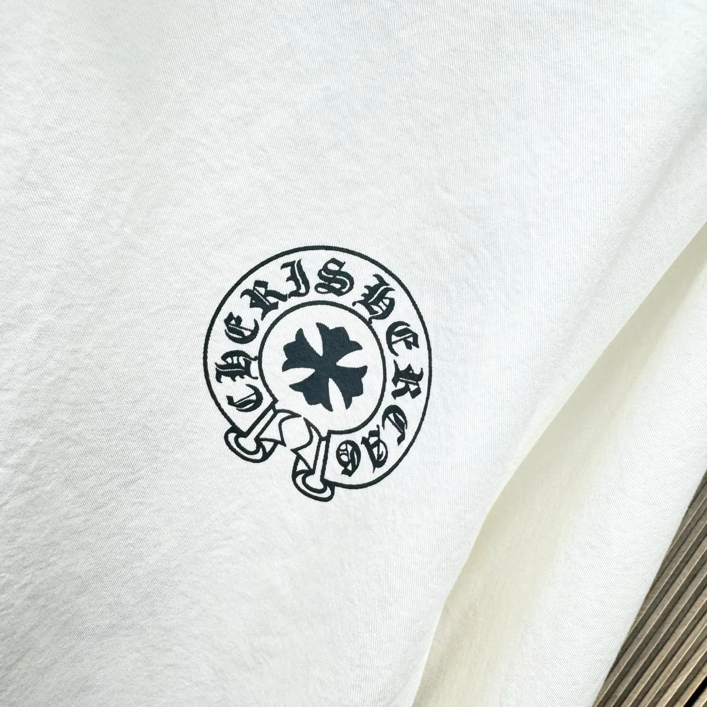 🅿️290 new arrival🆕 CH Crow Heart Horseshoe printing technology with hardware fasteners | Mid-length shirt jacket with lapel, horseshoe logo woven; letter logo buttons, the upper body effect is straight and stylish; cuff buttons are all cross buttons, and the inside is hemmed; noteworthy details are closed, the square mark on the hem must be a three-line motorcycle, not a flat machine sewing. One piece is overweight, this quality is only available in red Color: Black White Size: S-xxl